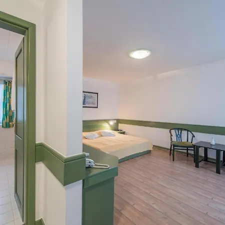 Queen Lisbeth Street 3*